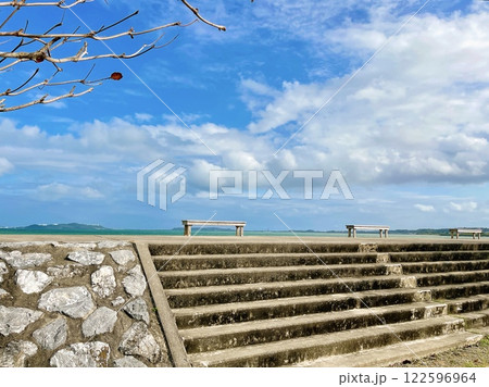 【沖縄県】具志川ビーチの空とベンチと階段と 122596964