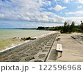 【沖縄県】具志川ビーチのベンチと海 122596968