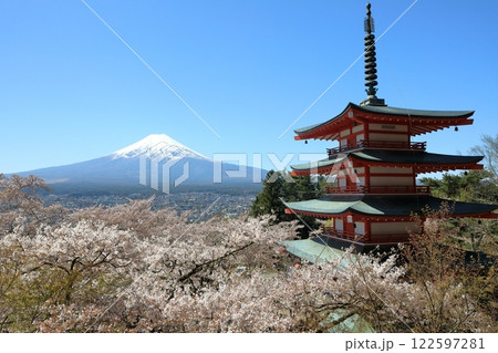 満開桜の新倉山浅間神社忠霊塔と富士山の絶景 122597281