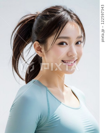 トレーニングする若い女性 トレーニングする若い女性 122597343