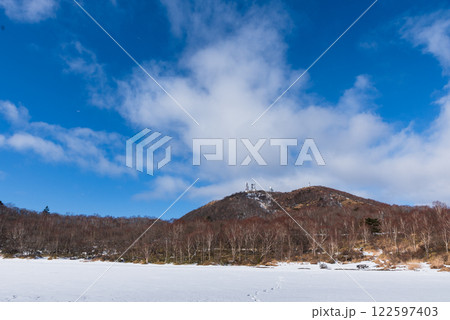 冬の赤城山小沼から見た地蔵岳 122597403