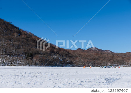 凍結した赤城山大沼 凍結した赤城山大沼 122597407