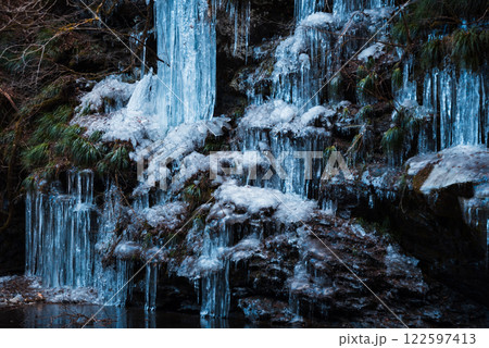 日中の三十槌の氷柱 122597413