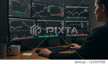 株価チャートを見る人 122597506