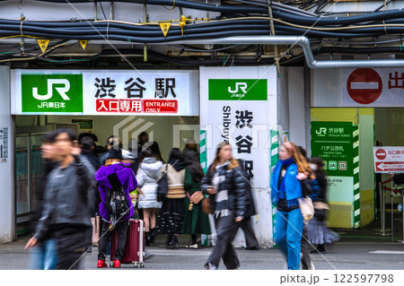 日本の東京都市景観移転ハチ公改札…新出入口は…外国人観光客らで賑わう渋谷駅…＝令和7年2月4日 122597798