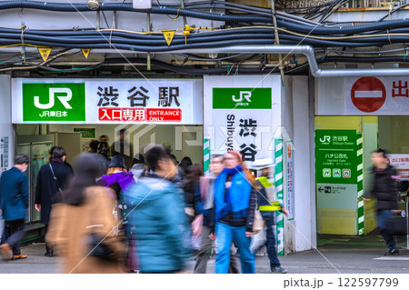 日本の東京都市景観移転ハチ公改札…新出入口は…外国人観光客らで賑わう渋谷駅…＝令和7年2月4日 122597799