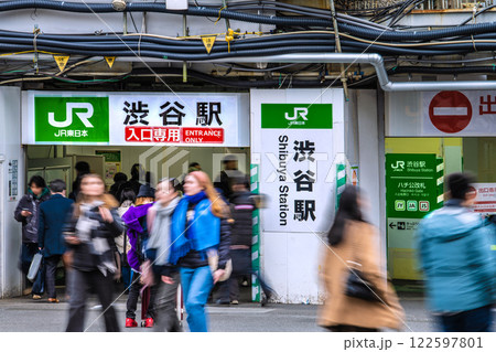 日本の東京都市景観移転ハチ公改札…新出入口は…外国人観光客らで賑わう渋谷駅…=令和7年2月4日 日本の東京都市景観移転ハチ公改札…新出入口は…外国人観光客らで賑わう渋谷駅…=令和7年2月4日 122597801