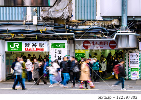 日本の東京都市景観移転ハチ公改札…新出入口は…外国人観光客らで賑わう渋谷駅…＝令和7年2月4日 122597802