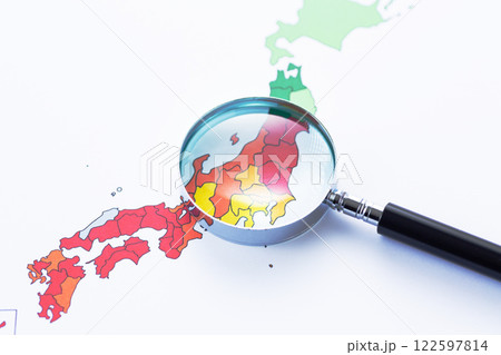 日本列島の地図と花粉飛散状況とルーペ 122597814