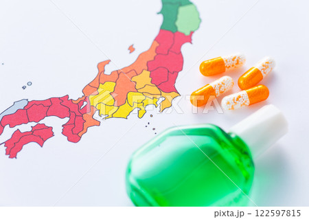 日本列島の花粉飛散状況とカプセル薬と目薬 122597815