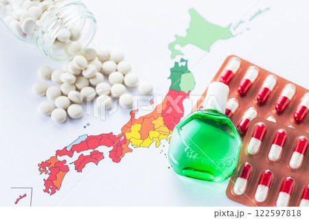 日本列島の花粉飛散状況とカプセル薬と目薬 122597818