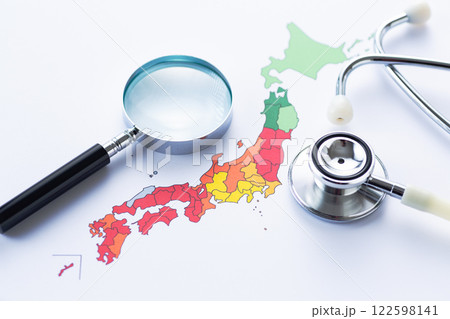 日本列島の地図と花粉飛散状況とルーペと聴診器 122598141