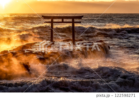 炎のように波と岩場が燃える荒波の神磯日の出風景 122598271
