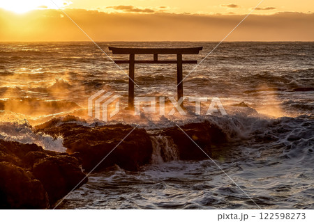 炎のように波と岩場が燃える荒波の神磯日の出風景 122598273