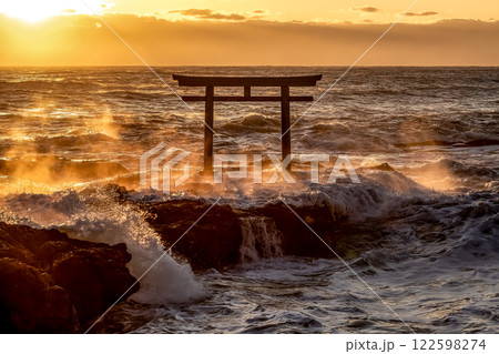 炎のように波と岩場が燃える荒波の神磯日の出風景 122598274