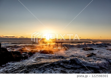 炎のように波と岩場が燃える荒波の神磯日の出風景 炎のように波と岩場が燃える荒波の神磯日の出風景 122598301