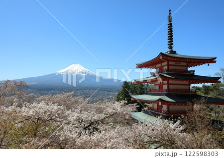 満開桜の新倉山浅間神社忠霊塔と富士山の絶景 満開桜の新倉山浅間神社忠霊塔と富士山の絶景 122598303