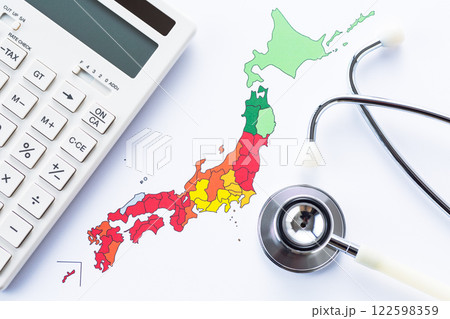 日本列島の地図と花粉飛散状況と聴診器と電卓 122598359