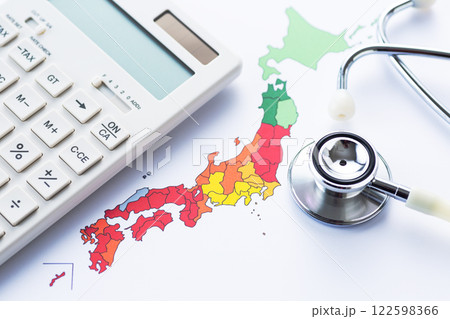 日本列島の地図と花粉飛散状況と聴診器と電卓 122598366