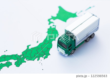日本列島の地図と物流トラック 122598563