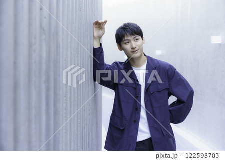 紺のジャケットを着た若い男性のポートレート 紺のジャケットを着た若い男性のポートレート 122598703