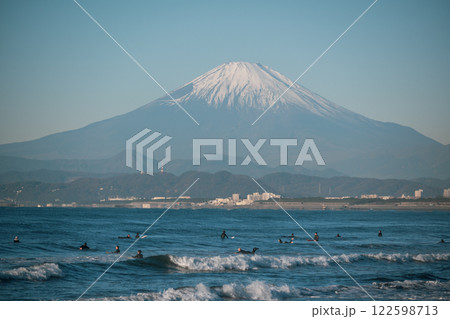 富士山を背にサーフィンを楽しむ人々 122598713