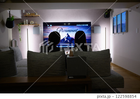 リビングで映画鑑賞 122598854