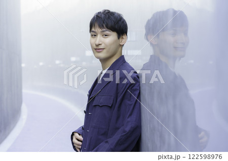 紺のジャケットを着た若い男性のポートレート 122598976