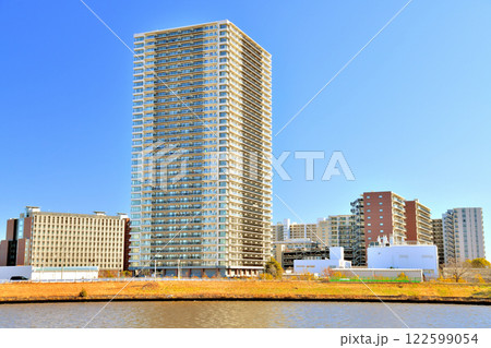 中川越しにシティテラス金町、金町駅方面を望む(東京都葛飾区)【2025.1】 中川越しにシティテラス金町、金町駅方面を望む(東京都葛飾区)【2025.1】 122599054