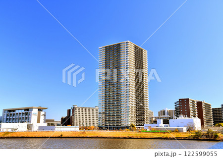 中川越しにシティテラス金町、金町駅方面を望む(東京都葛飾区)【2025.1】 122599055