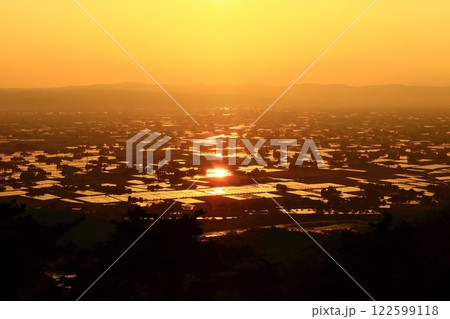 【富山県】散居村集落と水田と夕日の絶景 【富山県】散居村集落と水田と夕日の絶景 122599118