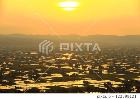 【富山県】散居村集落と水田と夕日の絶景 【富山県】散居村集落と水田と夕日の絶景 122599121