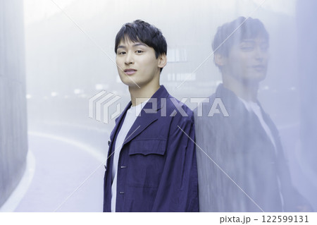 紺のジャケットを着た若い男性のポートレート 122599131