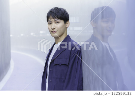 紺のジャケットを着た若い男性のポートレート 122599132