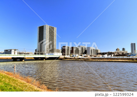 中川越しにシティテラス金町、金町駅方面を望む(東京都葛飾区)【2025.1】 中川越しにシティテラス金町、金町駅方面を望む(東京都葛飾区)【2025.1】 122599324
