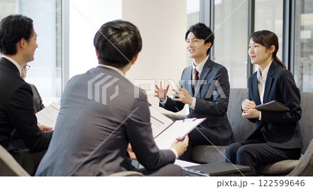 会議をするアジア人ビジネスマン 会議をするアジア人ビジネスマン 122599646