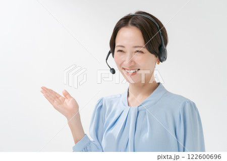 ヘッドセットをつけた女性 ヘッドセットをつけた女性 122600696