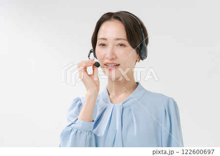 ヘッドセットをつけた女性 122600697