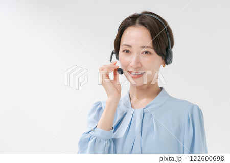 ヘッドセットをつけた女性 122600698