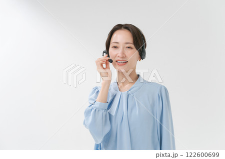 ヘッドセットをつけた女性 122600699