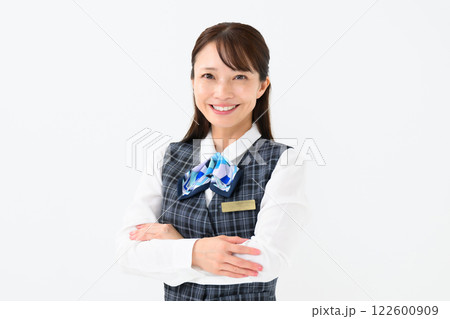 女性　制服　ビジネス　腕組み 122600909