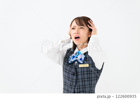 女性　制服　ビジネス　悩む 122600935
