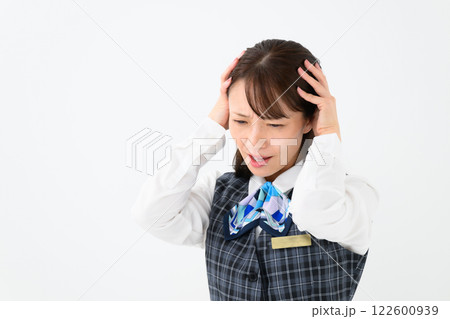 女性　制服　ビジネス　悩む 122600939