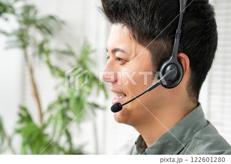 男性　ヘッドセット　オンライン 122601280