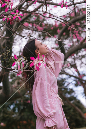 Beautiful young woman in sakura cherry blossom park in spring day Beautiful young woman in sakura cherry blossom park in spring day 122602126
