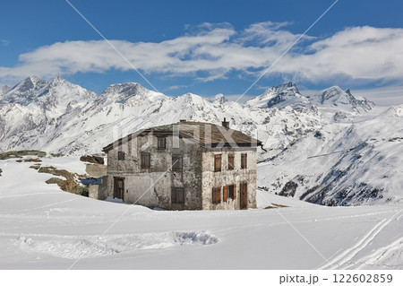 Old house in snowy high mountains 122602859