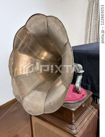 蓄音機でレコードを聴く 122603053