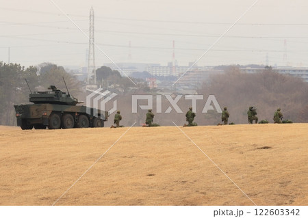 陸上自衛隊の島嶼奪還演習 敵陣地を制圧する自衛隊 空挺降下始め 陸上自衛隊の島嶼奪還演習 敵陣地を制圧する自衛隊 空挺降下始め 122603342