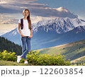 高原を歩く女性と背景人見えるアルプス 122603854