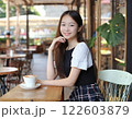 オープンカフェで寛ぐ若い女性 122603879